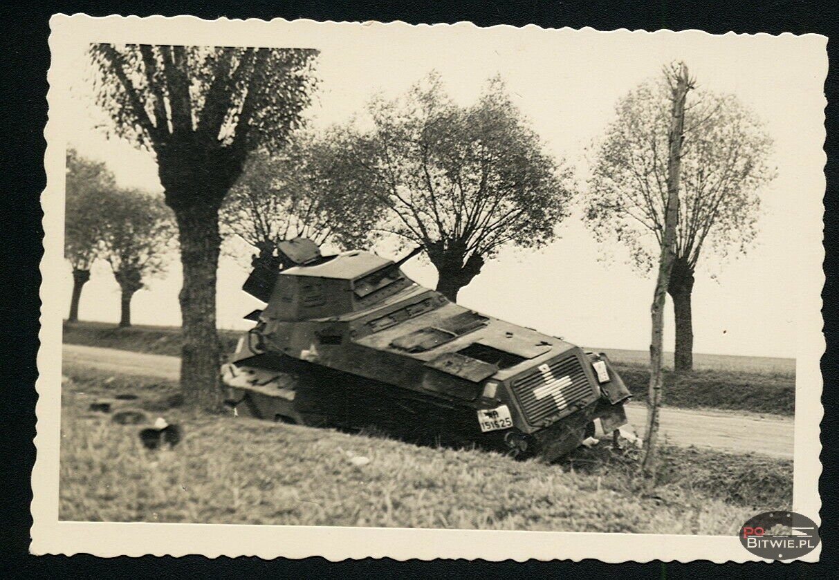 [PSW][#520]{101}{a} s.Pz.Sp.Wg Sd.Kfz.231 (8 Rad), Aufkl.Abt.(mot.).20, WH-151625, droga Zambrów - Czyżew, w rowie, koła z prawej.jpg