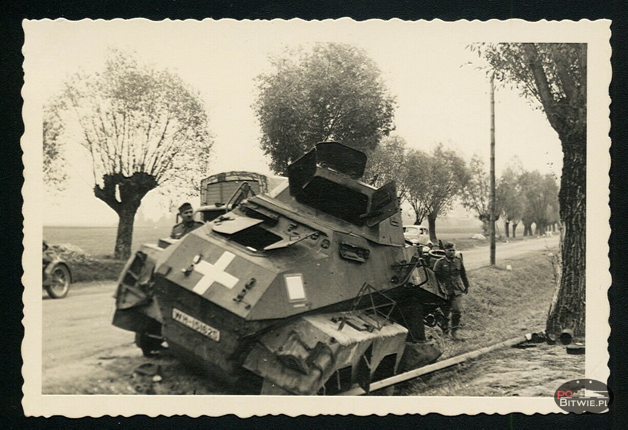[PSW][#520]{102}{a} s.Pz.Sp.Wg Sd.Kfz.231 (8 Rad), Aufkl.Abt.(mot.).20, WH-151625, droga Zambrów - Czyżew, w rowie, koła z prawej aw.jpg