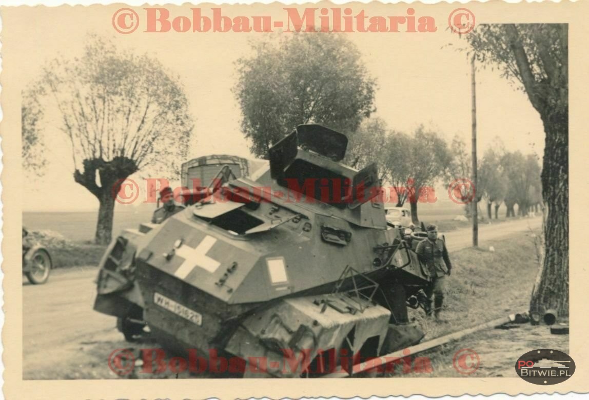 [PSW][#520]{102}{b} s.Pz.Sp.Wg Sd.Kfz.231 (8 Rad), Aufkl.Abt.(mot.).20, WH-151625, droga Zambrów - Czyżew, w rowie, koła z prawej aw.jpg