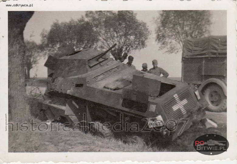 [PSW][#520]{108}{a} s.Pz.Sp.Wg Sd.Kfz.231 (8 Rad), Aufkl.Abt.(mot.).20, WH-151625, droga Zambrów - Czyżew, w rowie, koła z prawej.jpg