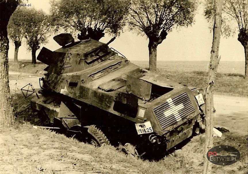 [PSW][#520]{111}{a} s.Pz.Sp.Wg Sd.Kfz.231 (8 Rad), Aufkl.Abt.(mot.).20, WH-151625, droga Zambrów - Czyżew, w rowie, koła z prawej.jpg