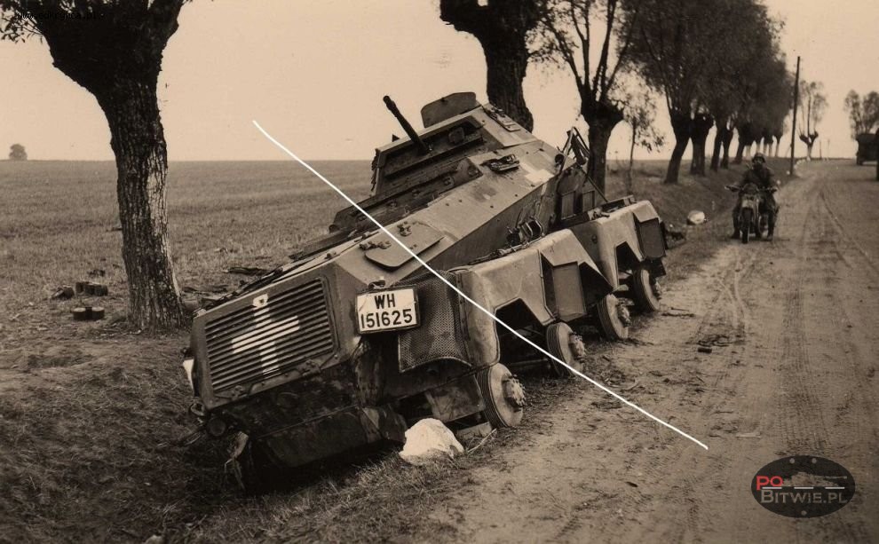 [PSW][#520]{201}{a} s.Pz.Sp.Wg Sd.Kfz.231 (8 Rad), Aufkl.Abt.(mot.).20, WH-151625, droga Zambrów - Czyżew, w rowie, bez kół z prawej.jpg