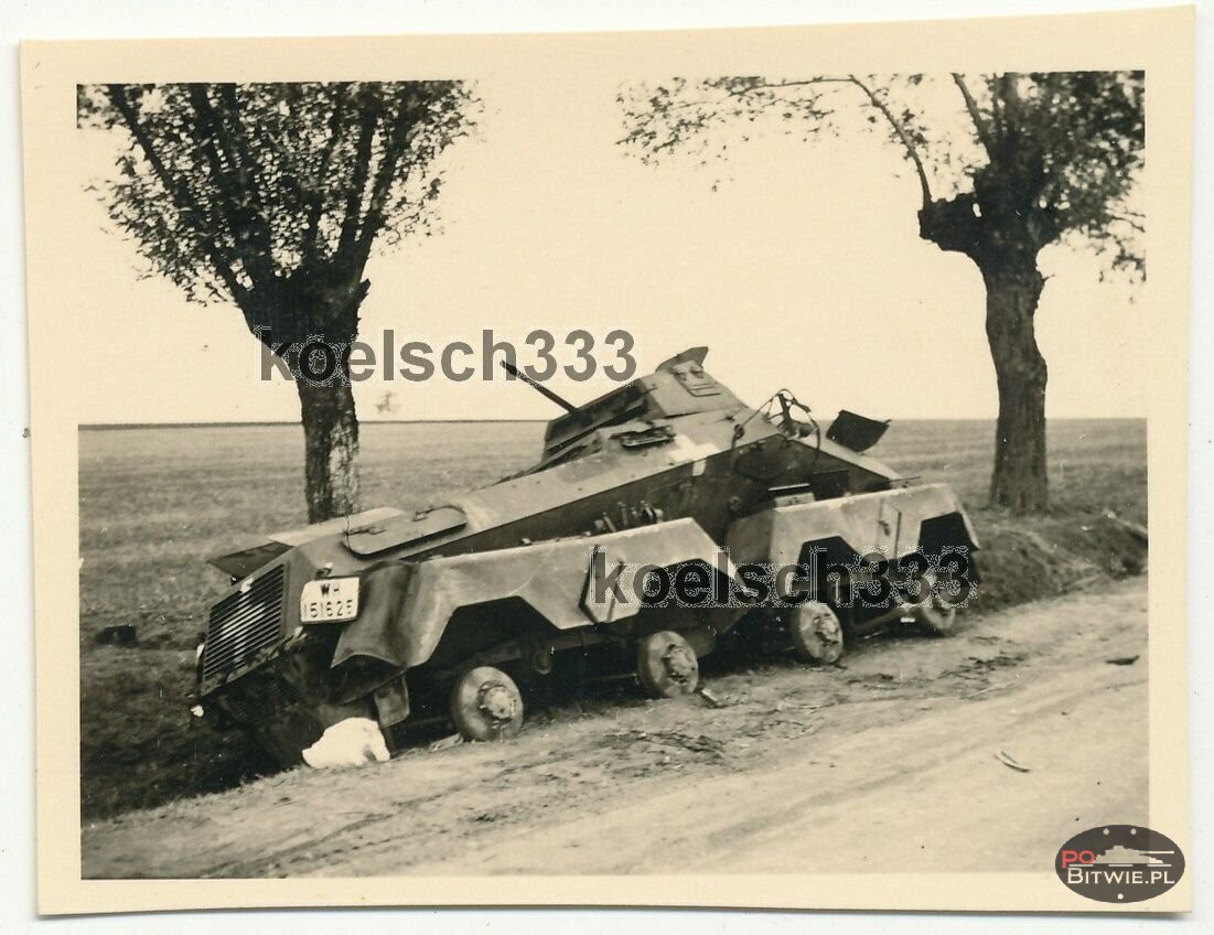 [PSW][#520]{202}{a} s.Pz.Sp.Wg Sd.Kfz.231 (8 Rad), Aufkl.Abt.(mot.).20, WH-151625, droga Zambrów - Czyżew, w rowie, bez kół z prawej.jpg