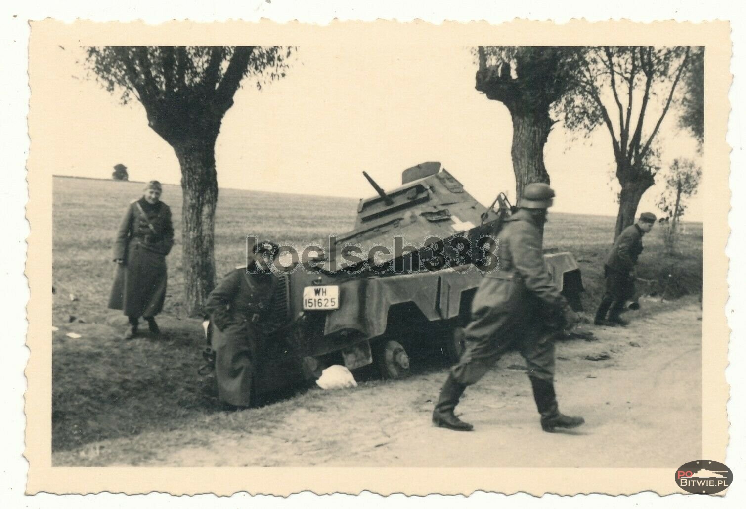 [PSW][#520]{204}{a} s.Pz.Sp.Wg Sd.Kfz.231 (8 Rad), Aufkl.Abt.(mot.).20, WH-151625, droga Zambrów - Czyżew, w rowie, bez kół z prawej.jpg