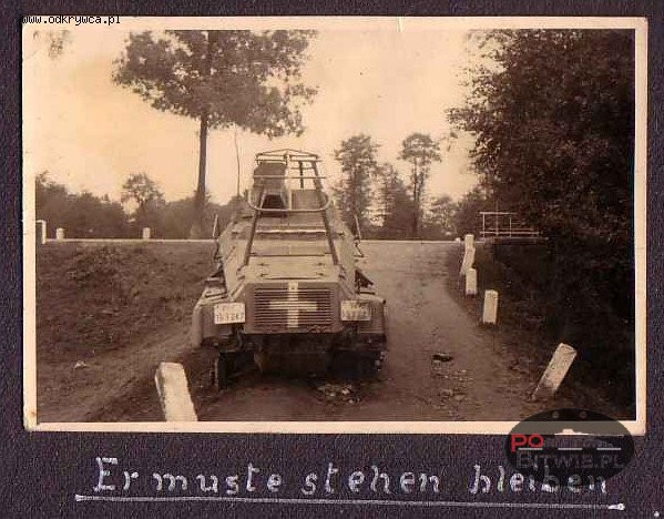 [PSW][#560]{104}{a} s.Pz.Sp.Wg (FU) Sd.Kfz.232 (8 Rad), Aufkl.Abt.8, WH-193247, okolice Wodzisławia Śl., spalony, między białymi słupkami.jpg