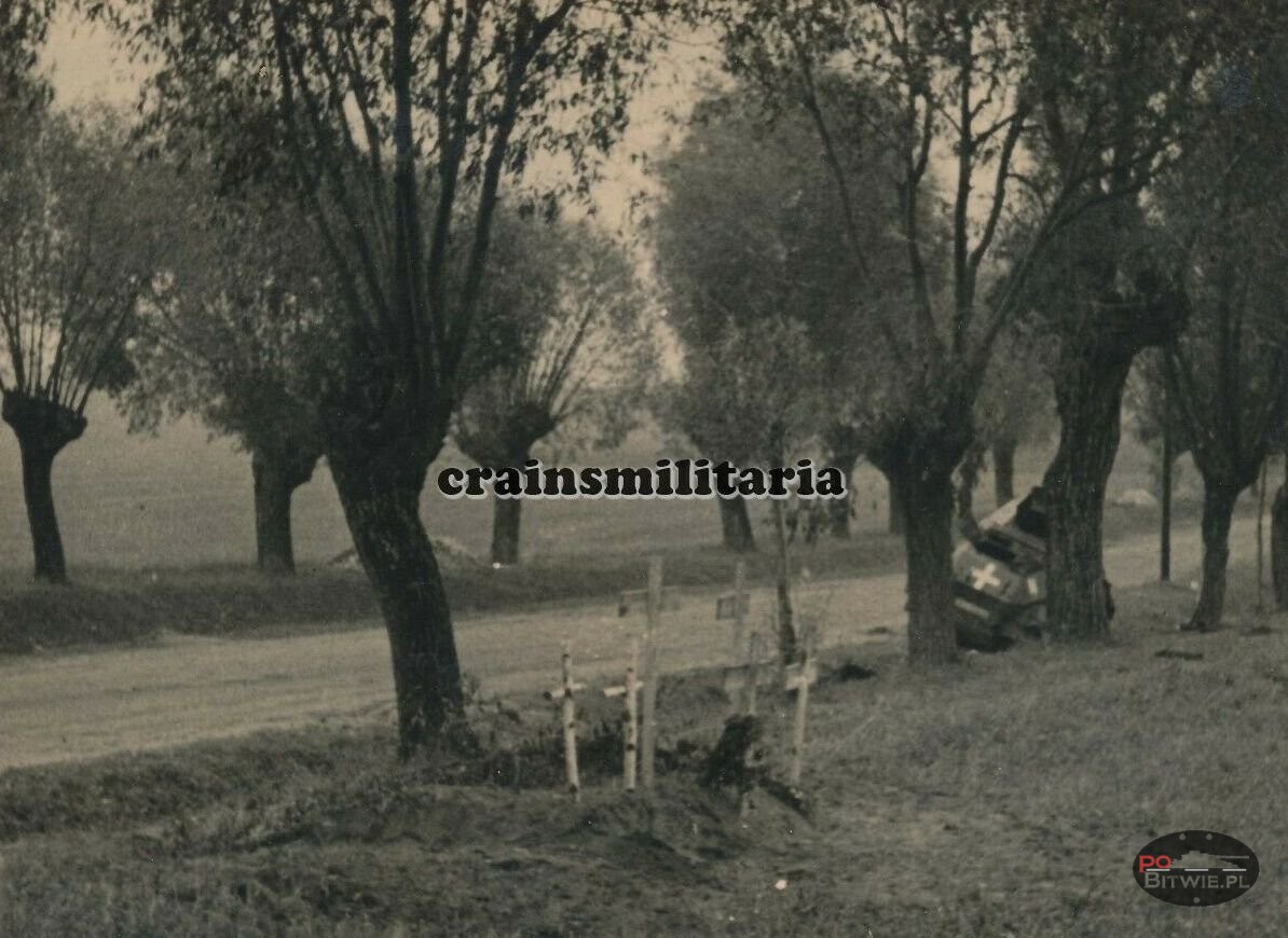 [PSW][#520]{299}{a} s.Pz.Sp.Wg Sd.Kfz.231 (8 Rad), Aufkl.Abt.(mot.).20, WH-151625, droga Zambrów - Czyżew, w rowie, krzyże.jpg