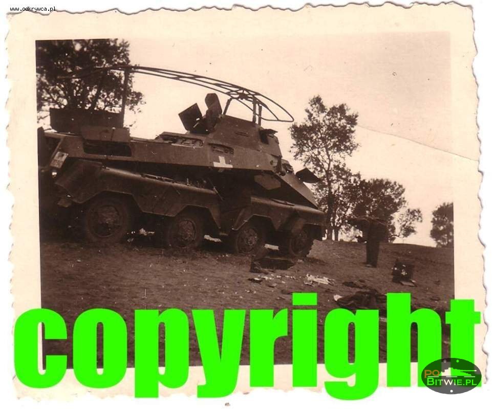 [PSW][#570]{005}{a} s.Pz.Sp.Wg (FU) Sd.Kfz.232 (8 Rad), I.!Aufkl.Rgt.(mot.).8, WH-192547, Piątnica koło Łomży, na polu, grób .jpg