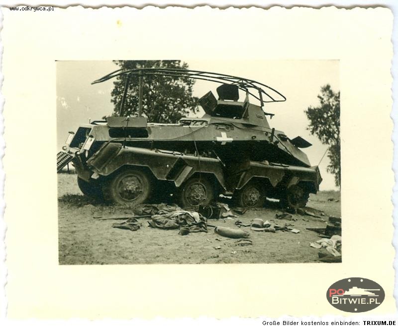 [PSW][#570]{006}{a} s.Pz.Sp.Wg (FU) Sd.Kfz.232 (8 Rad), I.!Aufkl.Rgt.(mot.).8, WH-192547, Piątnica koło Łomży, na polu, grób .jpg