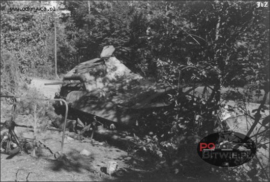 [PSW][#585]{111}{a} s.Pz.Sp.Wg (FU) Sd.Kfz.232 (8 Rad), Aufkl.Abt.(mot.).13, WH-221499, Oszczepalin Pierwszy (k.Kocka) (Hptm.Lunke, Ltn.Scheiber), w rowie.jpg