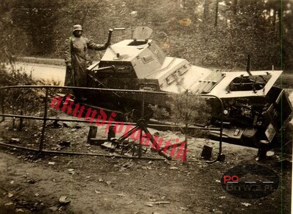 [PSW][#585]{113}{a} s.Pz.Sp.Wg (FU) Sd.Kfz.232 (8 Rad), Aufkl.Abt.(mot.).13, WH-221499, Oszczepalin Pierwszy (k.Kocka) (Hptm.Lunke, Ltn.Scheiber), w rowie.jpg