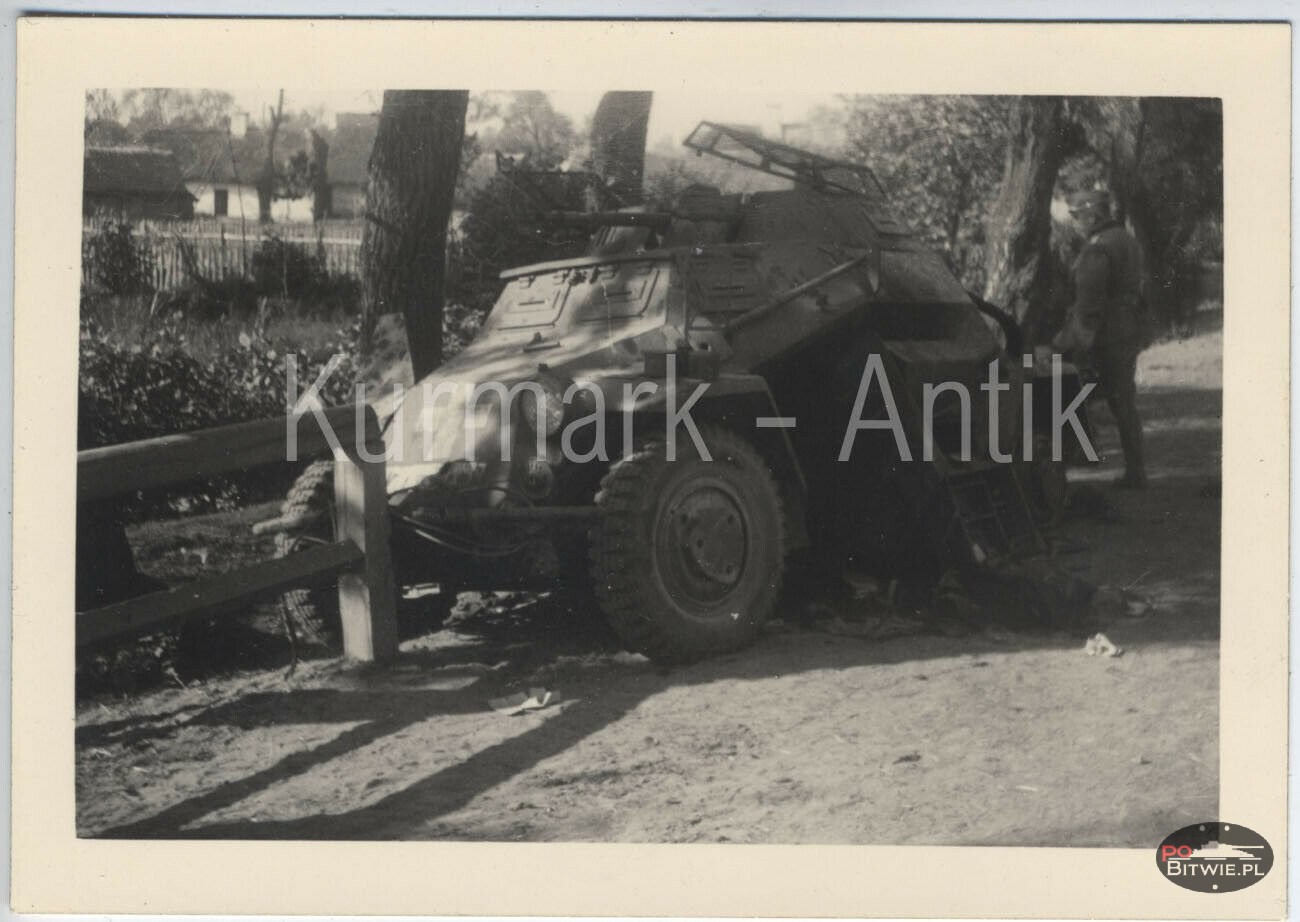 [PSW][#190]{001}{a} le.Pz.Sp.Wg (2 cm) Sd.Kfz.222, Aufkl.Abt.(mot.).X, WH-xxxxx, okolice Radomia przy drewnianej barierce, później Fabryka Broni w Radomiu (A.Pi.Btl.04.001).jpg