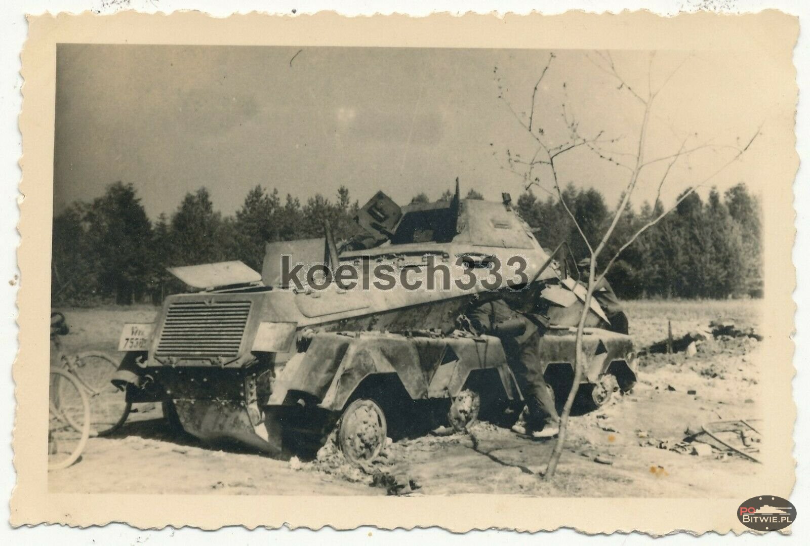 [PSW][#550]{018}{b} s.Pz.Sp.Wg (FU) Sd.Kfz.232 (8 Rad), II.!Aufkl.Rgt.(mot.).9, WH-753xx, Ujazdy (Wesoła)!Kąkolówka, duża dziura lewy przód, dach z boku (A.X0041).jpg