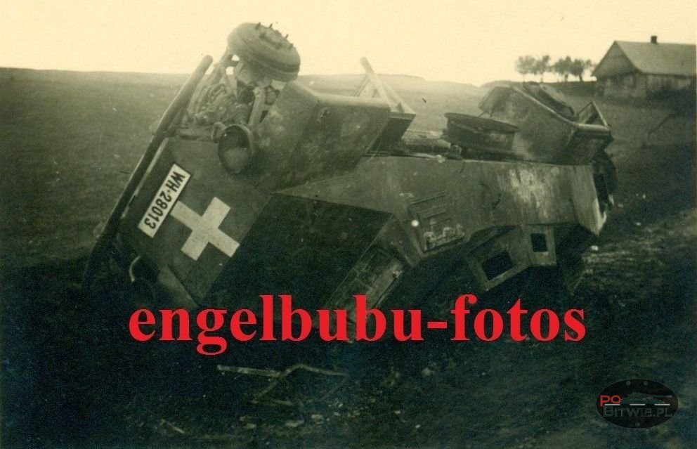 [PSW][#102]{209}{a} le.Pz.Sp.Wg (M.G.) Sd.Kfz.221, II.!Aufkl.Rgt.(mot.).9, WH-28013, Ujazdy (Wesoła), na boku w rowie, bez opon.jpg