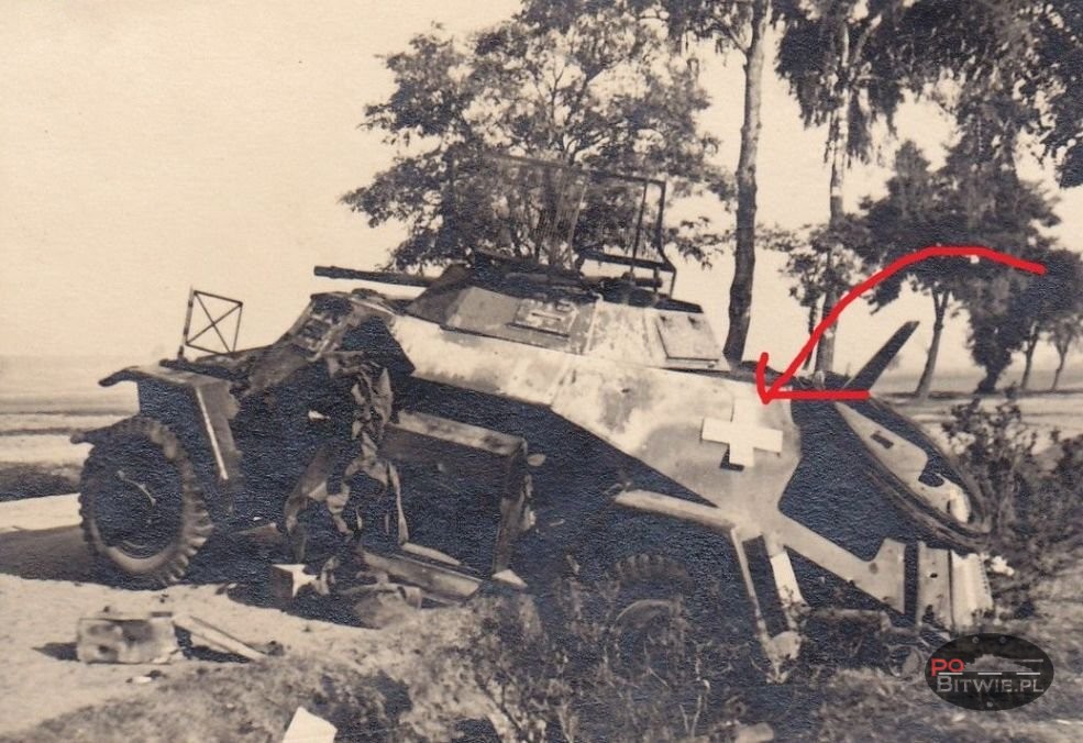 [PSW][#155]{006}{a} le.Pz.Sp.Wg (2 cm) Sd.Kfz.222, Aufkl.Abt.(mot.).X, 'Jaguar', tył w rowie, doczepiany krzyż.jpg