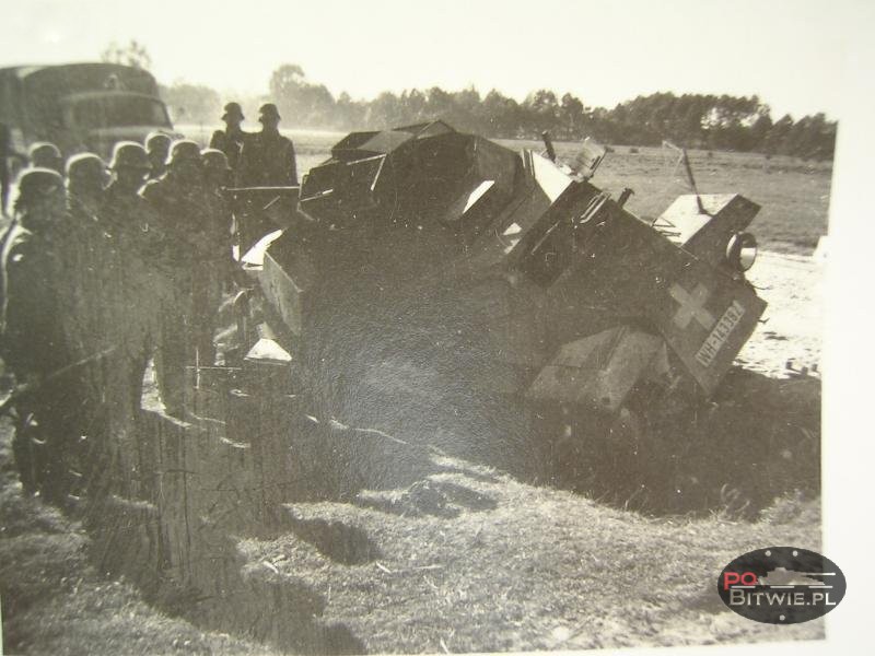 [PSW][#200]{010}{a} le.Pz.Sp.Wg (2 cm) Sd.Kfz.222, Aufkl.Abt.(mot.).X, WH-143382, okolice Radomia, rów przy polnej drodze, tył spalony.jpg