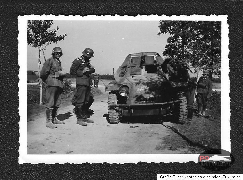 [PSW][#197]{002}{a} le.Pz.Sp.Wg (2 cm) Sd.Kfz.222, Aufkl.Abt.(mot.).X, WH-xxxxx, boczna droga, spalony przód, dziura pod prawym wizjerem.jpg