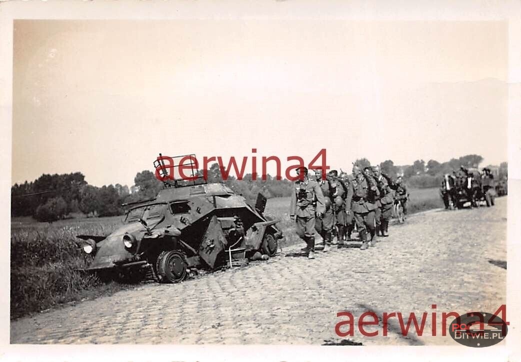 [PSW][#192]{001}{a} le.Pz.Sp.Wg (2 cm) Sd.Kfz.222, Aufkl.Abt.(mot.).X, WH-xxxxx, spalony, bok drogi,kostka brukowa.jpg