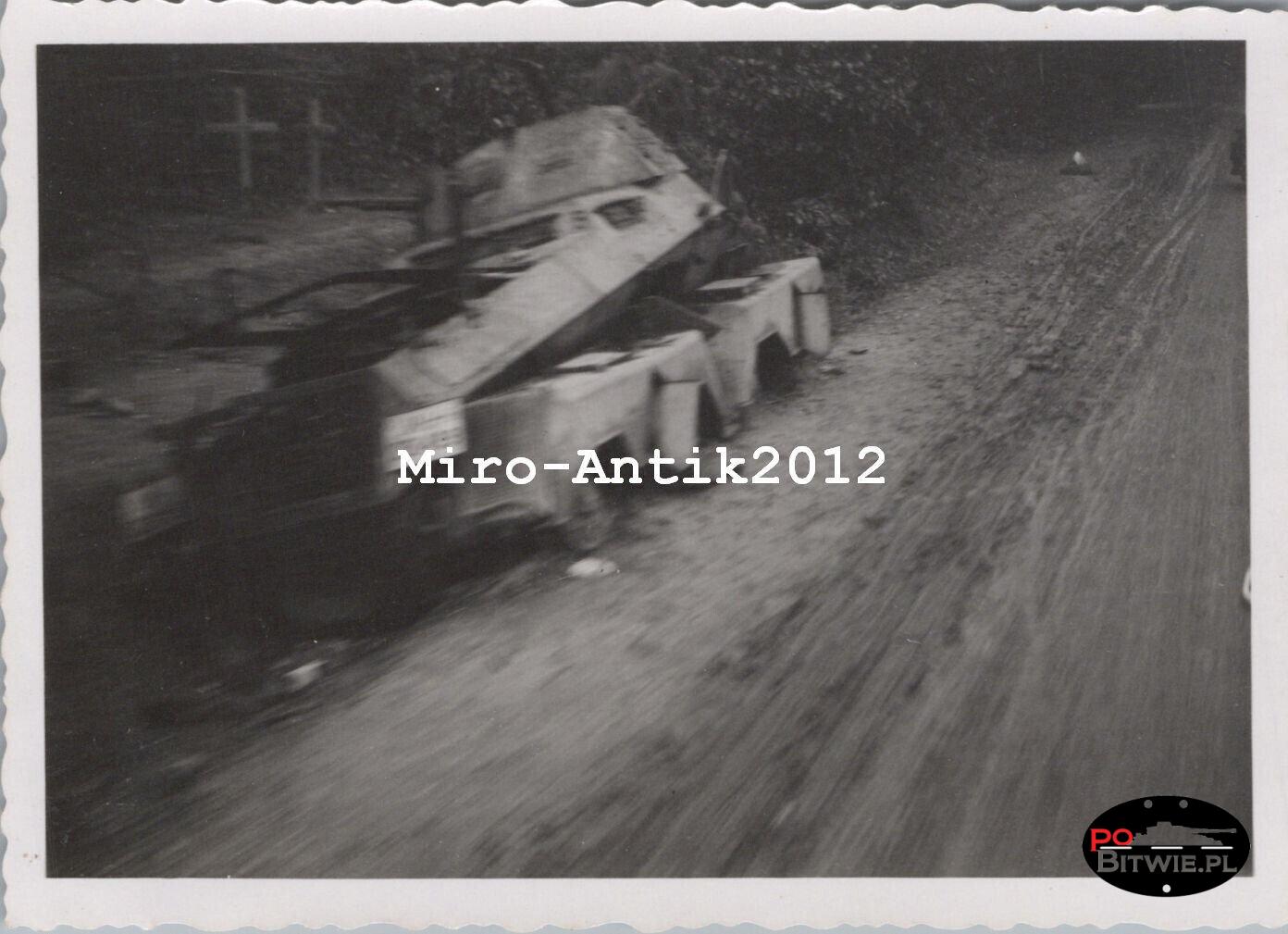 [Z.Art.Rgt.(mot.).29.001] Foto, Art. Regt. 29, Spähpanzer und Stukatrichter, Modlin Polen b aw.jpg