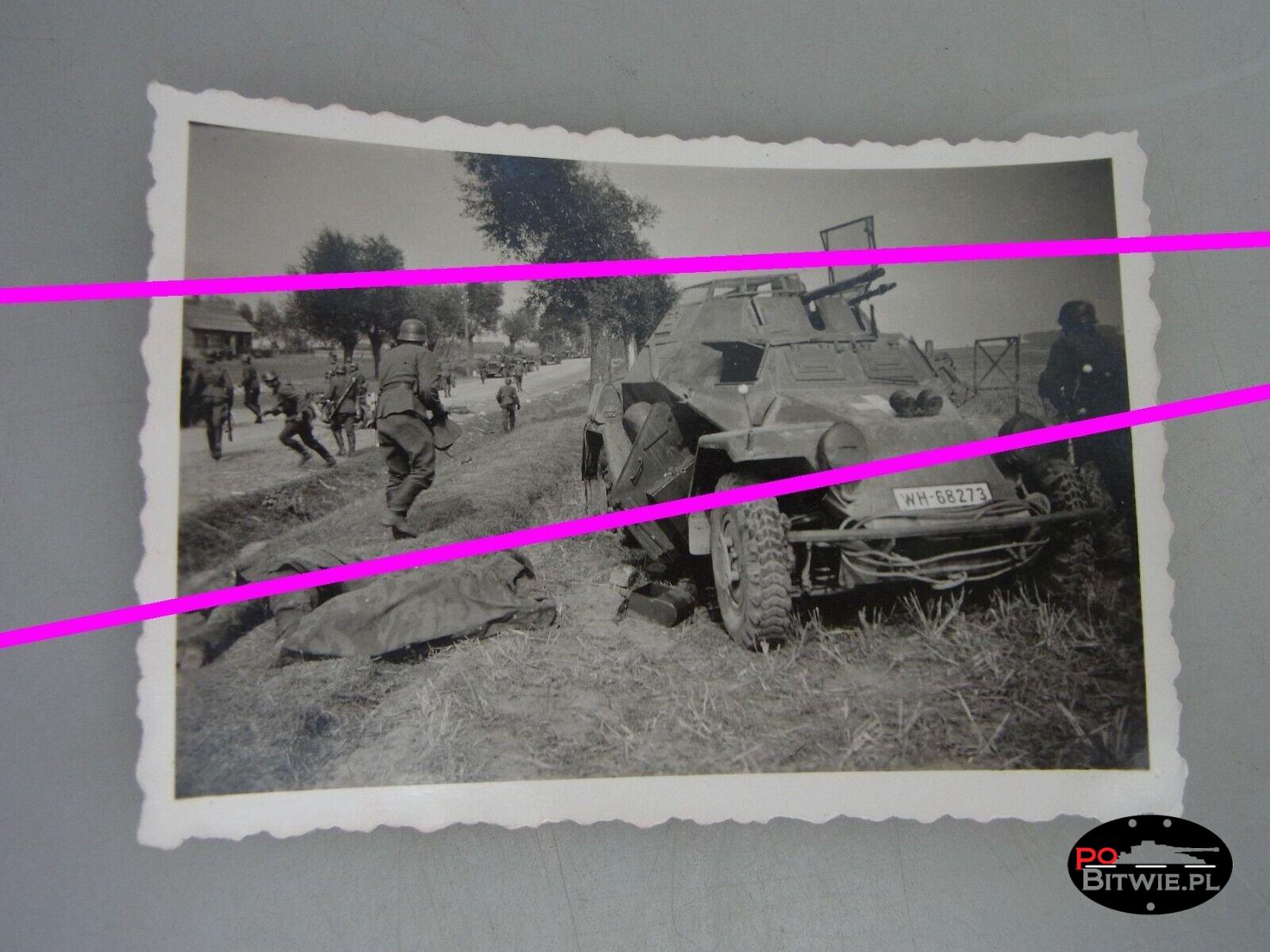 Altes Foto Deutscher Panzerspähwagen nach Kampfeinsatz Aufklärer-Panzer.jpg