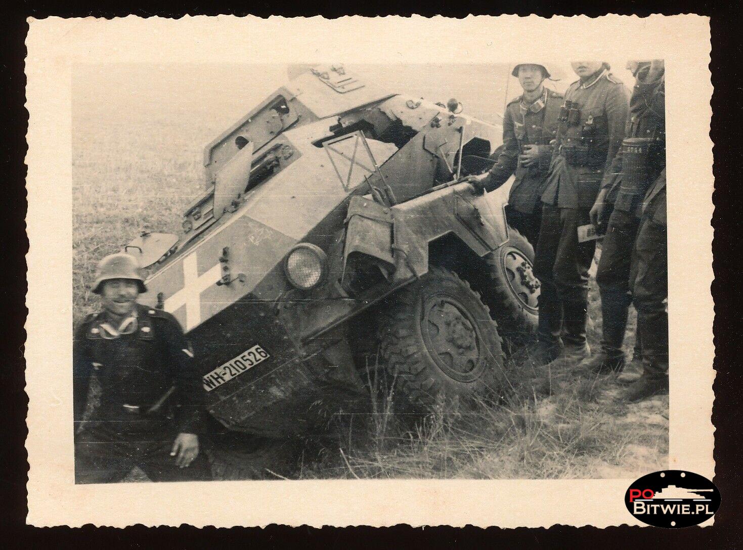 [PSW][#510]{009}{a} s.Pz.Sp.Wg Sd.Kfz.231 (8 Rad), Aufkl.Abt.(mot.).6, WH-210526, Kowale k.Praszka, w rowie, wyrwa z lewej pod wieżą .jpg