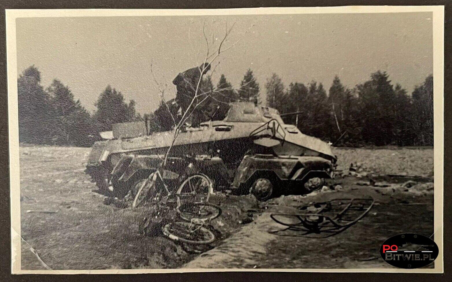 [PSW][#550]{015}{b} s.Pz.Sp.Wg (FU) Sd.Kfz.232 (8 Rad), II.!Aufkl.Rgt.(mot.).9, WH-75382, Ujazdy (Wesoła)!Kąkolówka, duża dziura lewy przód, dach z boku (A.Inf.Rgt.019.002) aw.jpg