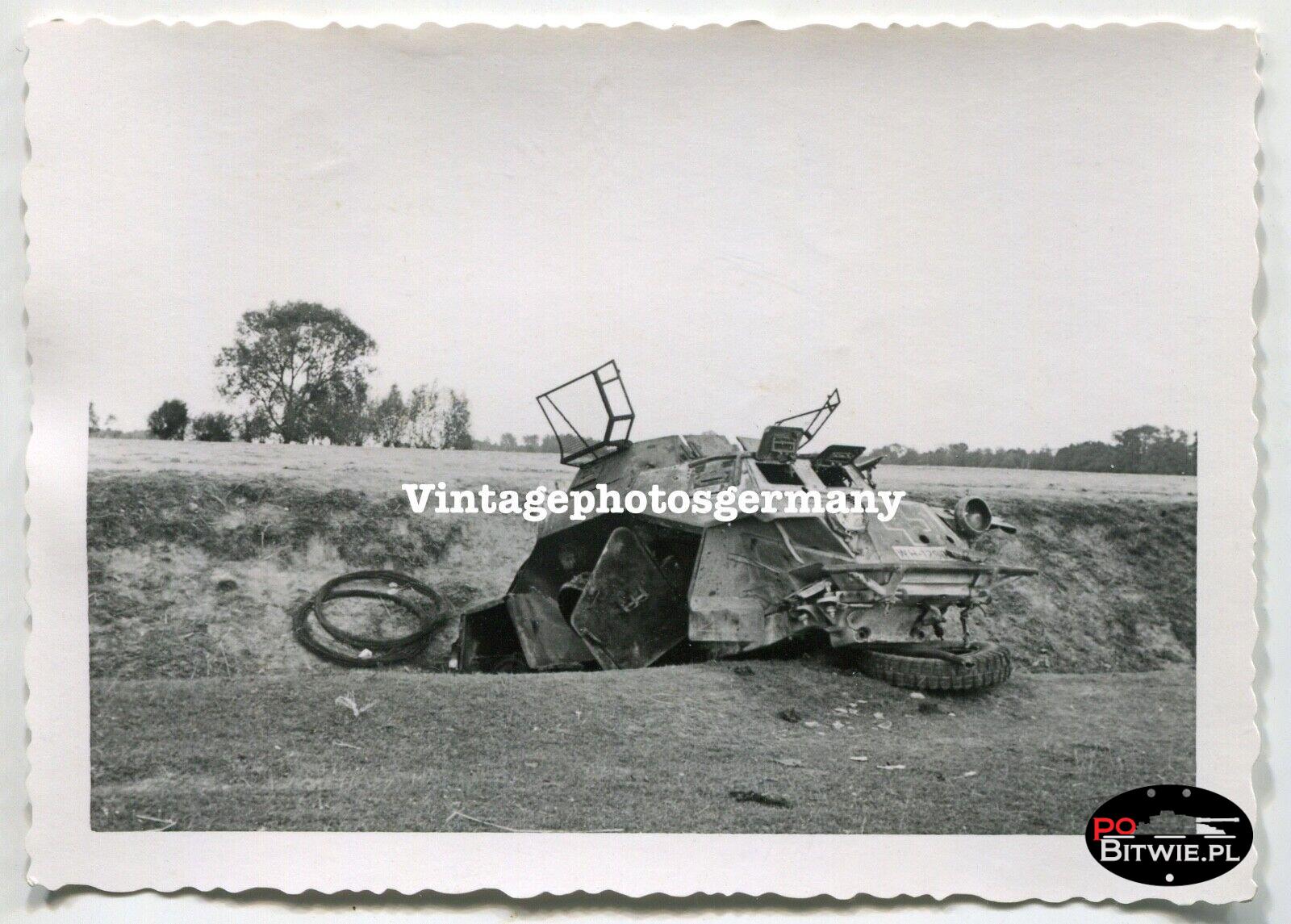 [PSW][#160]{119}{a} le.Pz.Sp.Wg (2 cm) Sd.Kfz.222, Aufkl.Abt.(mot.).5, WH-129065, Dobrosin koło Żółkwi, w poprzek rowu, 6 dziur po Boforsie aw.jpg