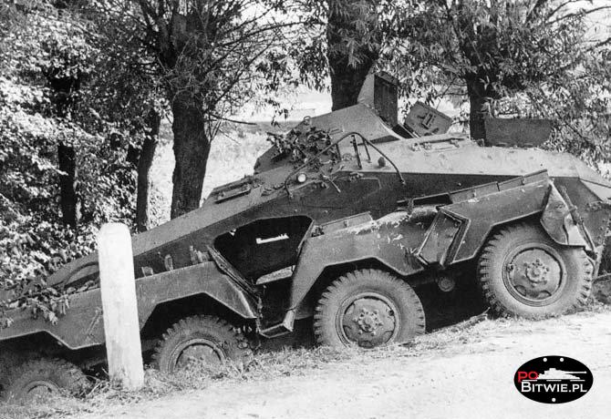 PSW][#515]{011}{a} s.Pz.Sp.Wg Sd.Kfz.231 (8 Rad), Aufkl.Abt.(mot.).x, tyłem w rowie,białe słupki, koło mostu.jpg