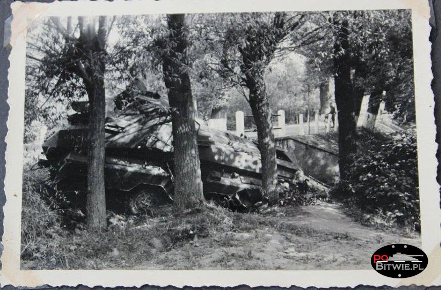 PSW][#515]{012}{a} s.Pz.Sp.Wg Sd.Kfz.231 (8 Rad), Aufkl.Abt.(mot.).x, tyłem w rowie,białe słupki, koło mostu.jpg