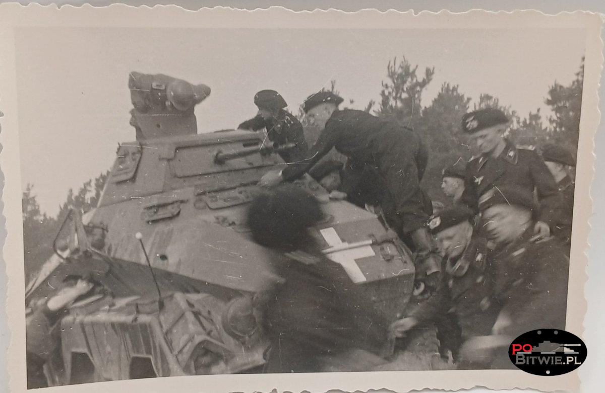 [PSW][#510]{010}{a} s.Pz.Sp.Wg Sd.Kfz.231 (8 Rad), Aufkl.Abt.(mot.).6, WH-210526, Kowale k.Praszka, w rowie, wyrwa z lewej pod wieżą .jpg