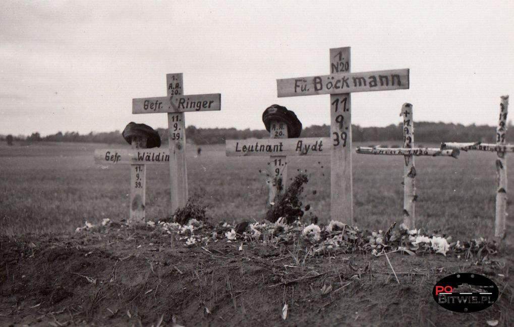 [PSW][#520]{998}{a} s.Pz.Sp.Wg Sd.Kfz.231 (8 Rad), Aufkl.Abt.(mot.).20, WH-151625, droga Zambrów - Czyżew, w rowie, krzyże.jpg