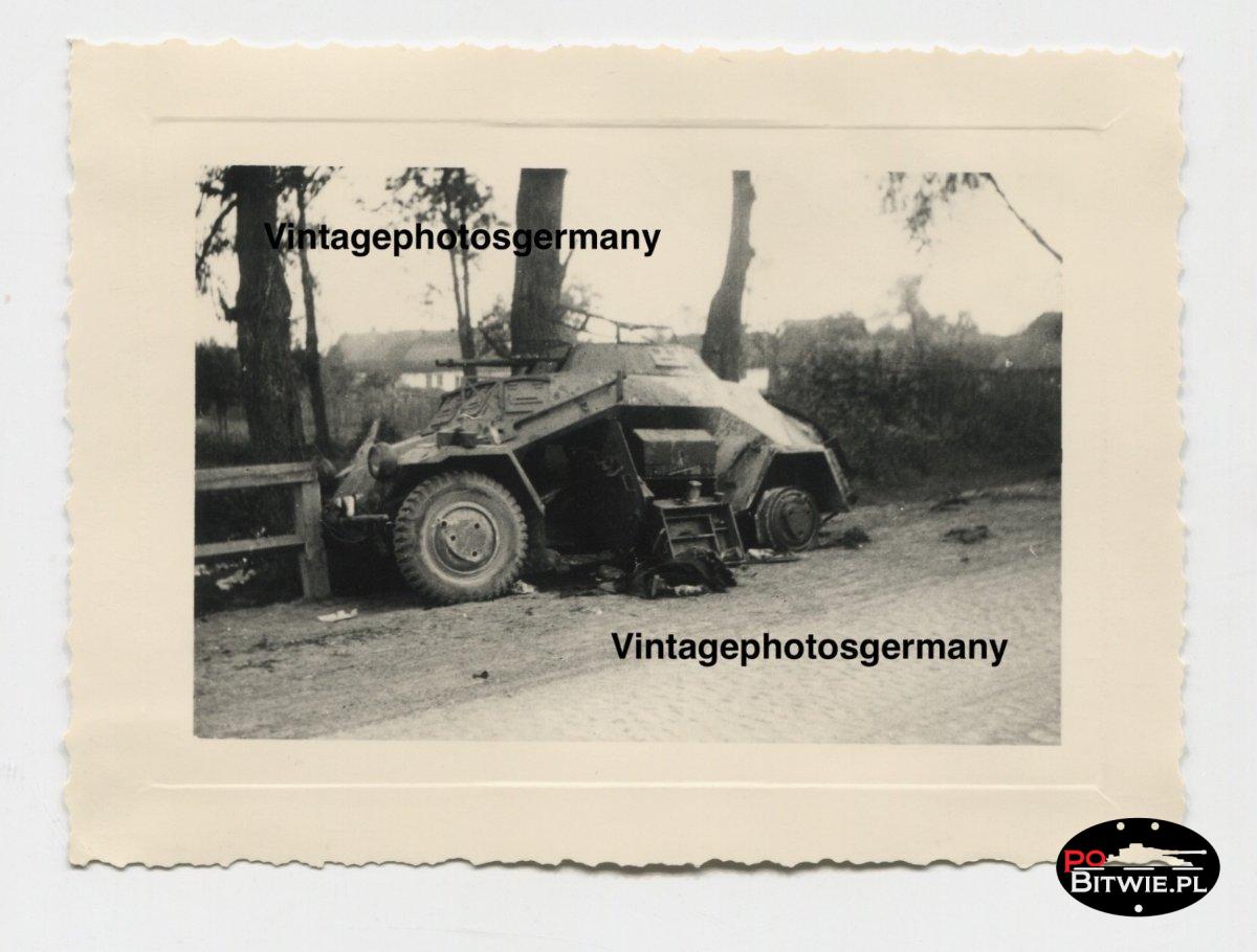 [PSW][#190]{010}{a} le.Pz.Sp.Wg (2 cm) Sd.Kfz.222, Aufkl.Abt.(mot.).X, WH-xxxxx, okolice Radomia przy drewnianej barierce, później Fabryka Broni w Radomiu aw.jpg