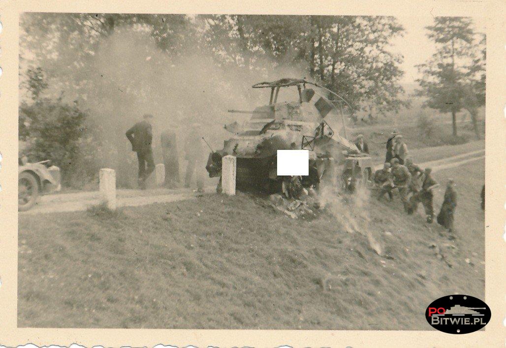 [PSW][#560]{005}{b} s.Pz.Sp.Wg (FU) Sd.Kfz.232 (8 Rad), Aufkl.Abt.8, WH-193247, okolice Wodzisławia Śl., spalony, między białymi słupkami .jpg