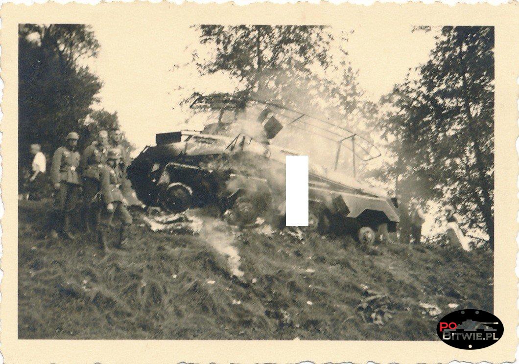 [PSW][#560]{004}{d} s.Pz.Sp.Wg (FU) Sd.Kfz.232 (8 Rad), Aufkl.Abt.8, WH-193247, okolice Wodzisławia Śl., spalony, między białymi słupkami ., spalony, między białymi słupkami .jpg