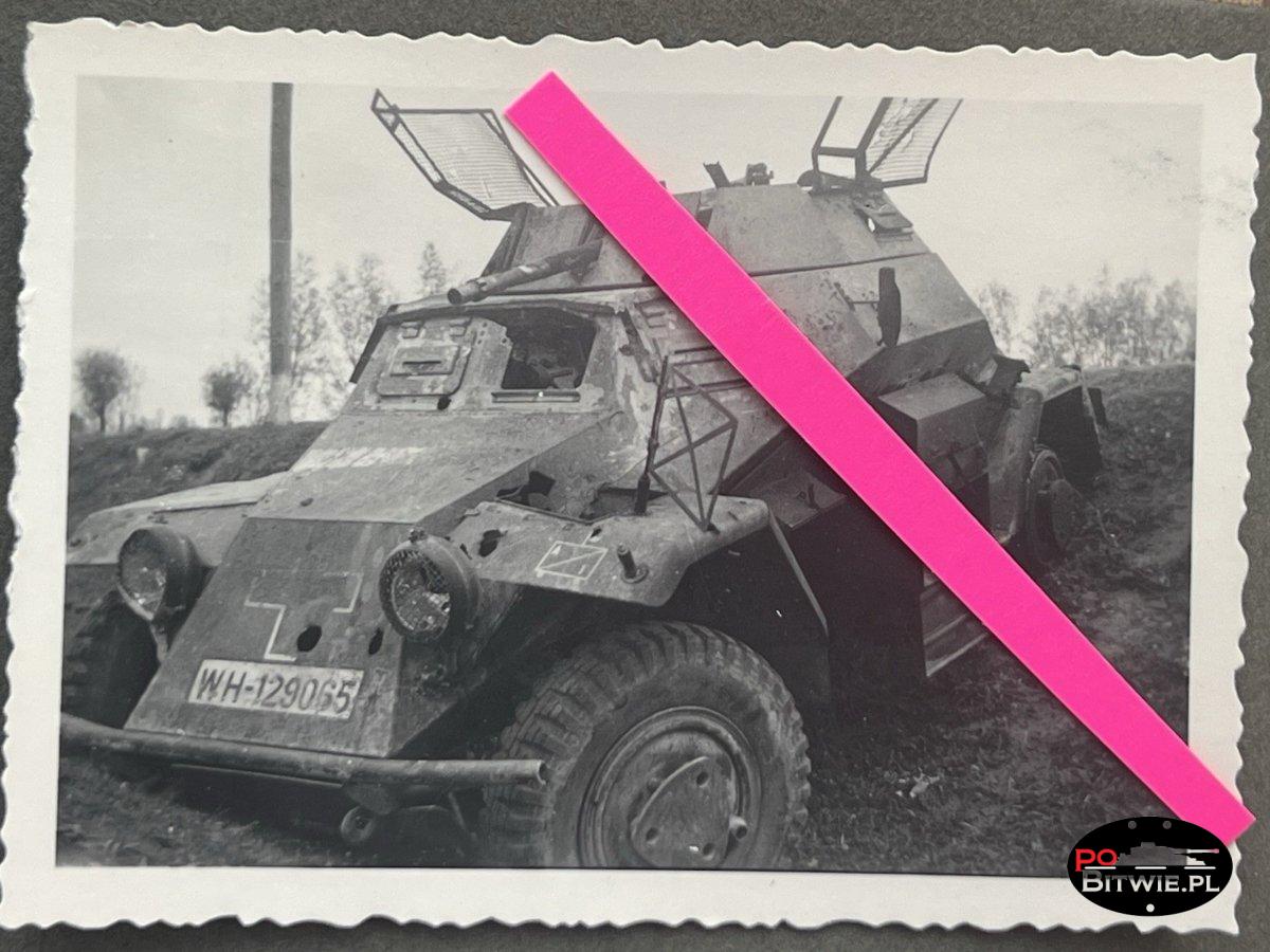 [PSW][#160]{002}{b} le.Pz.Sp.Wg (2 cm) Sd.Kfz.222, Aufkl.Abt.(mot.).5, WH-129065, Dobrosin koło Żółkwi, w poprzek rowu, 6 dziur po Boforsie.jpg